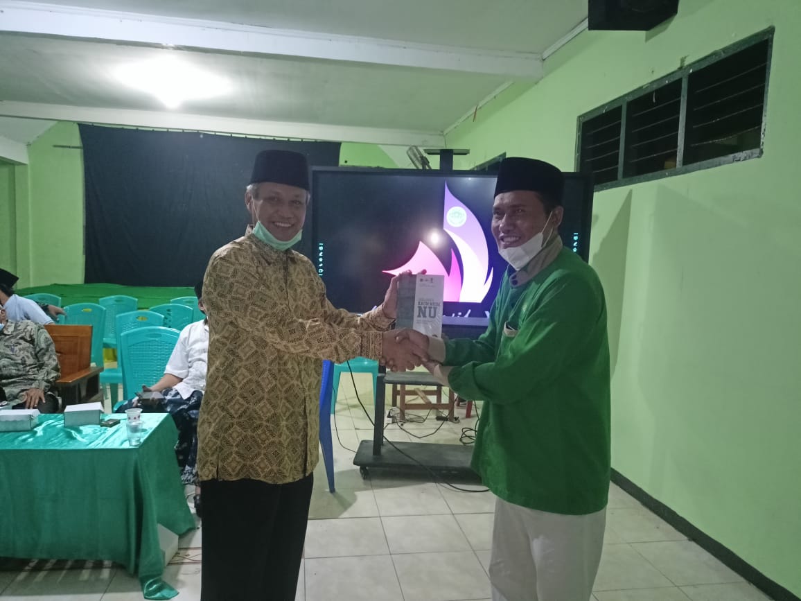 H. Nurhadi Ridlwan Terima Buku Sejarah IPNU